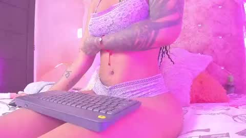 Snapshot of elizabeth_roman chatting on 02-14-25, 03:54 Montserrath online show from 02-14-25, 03:54