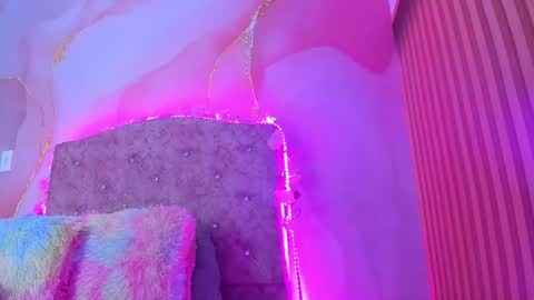 Snapshot of elizabeth_roman chatting on 02-28-25, 03:37 Montserrath online show from 02-28-25, 03:37