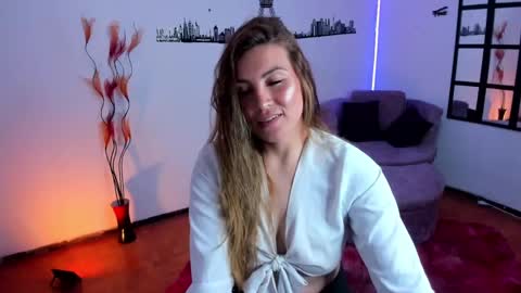 Snapshot of elizabeth_taylor_b chatting on 09-09-25, 01:27 Elizabeth online show from 09-09-25, 01:27
