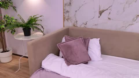 Elizabeth online show from 10-15-25, 04:07