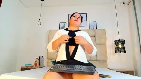 Snapshot of elizawiliamst chatting on 10-06-25, 12:13 Eliza online show from 10-06-25, 12:13