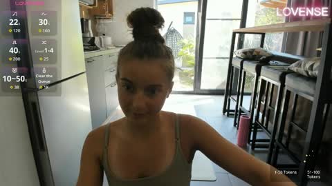 Snapshot of elizsweet chatting on 04-15-26, 12:01 Eliz online show from 04-15-26, 12:01