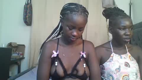 Snapshot of ella8_ chatting on 06-19-26, 09:40 ella8_ online show from 06-19-26, 09:40
