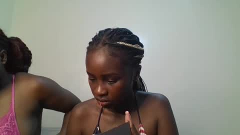 Snapshot of ella8_ chatting on 06-25-26, 01:16 ella8_ online show from 06-25-26, 01:16