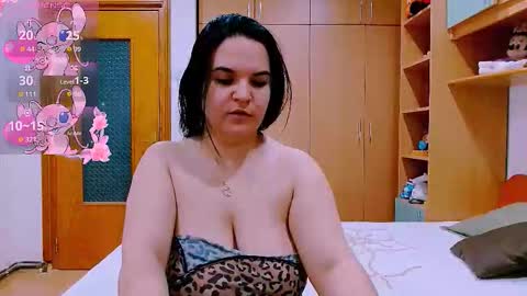 Snapshot of ella_diamonds chatting on 10-08-25, 06:44 Ella online show from 10-08-25, 06:44