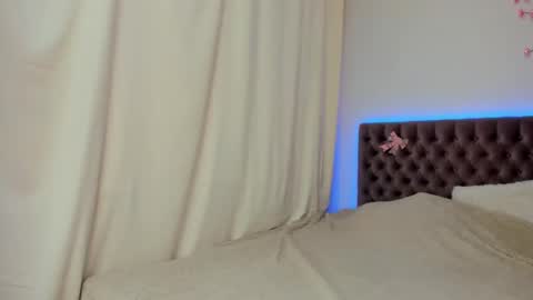 Ella Mayers online show from 10-12-25, 12:26