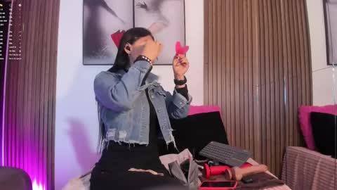 Snapshot of ella_rouse1 chatting on 09-18-25, 12:18 ella rouse online show from 09-18-25, 12:18