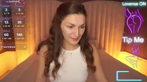 Snapshot of ellagoldenn chatting on 10-21-25, 08:53 Ella online show from 10-21-25, 08:53