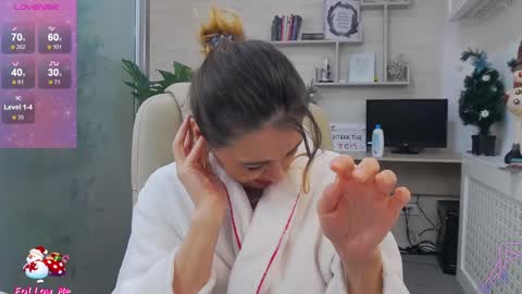 Snapshot of ellamilf chatting on 12-19-24, 10:00 online show from 12-19-24, 10:00