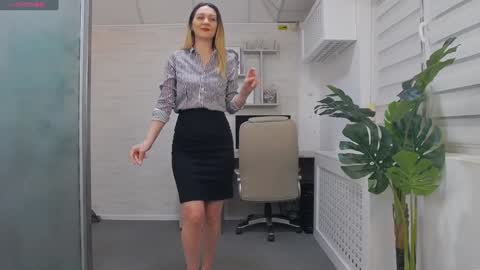 Snapshot of ellamilf chatting on 01-19-25, 05:05 online show from 01-19-25, 05:05