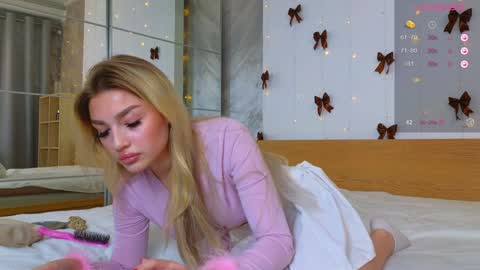 Snapshot of ellamilla chatting on 12-20-24, 09:43 ellamilla online show from 12-20-24, 09:43