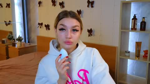 Snapshot of ellamilla chatting on 12-24-24, 05:27 ellamilla online show from 12-24-24, 05:27