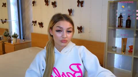 Snapshot of ellamilla chatting on 12-24-24, 08:33 ellamilla online show from 12-24-24, 08:33
