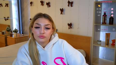 Snapshot of ellamilla chatting on 12-24-24, 11:38 ellamilla online show from 12-24-24, 11:38