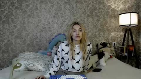 Snapshot of ellamilla chatting on 09-15-25, 02:17 ellamilla online show from 09-15-25, 02:17