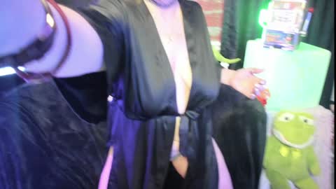 ELLE online show from 01-28-25, 01:50