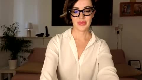 Snapshot of elle_melle chatting on 09-10-25, 04:51 elle_melle online show from 09-10-25, 04:51