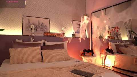 Elle Diane online show from 10-21-25, 01:17