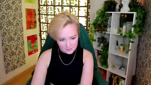 Snapshot of ellie_heavenly chatting on 11-18-25, 08:41 Ellie online show from 11-18-25, 08:41