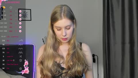 Snapshot of elliedi chatting on 10-14-25, 08:20 elliedi online show from 10-14-25, 08:20