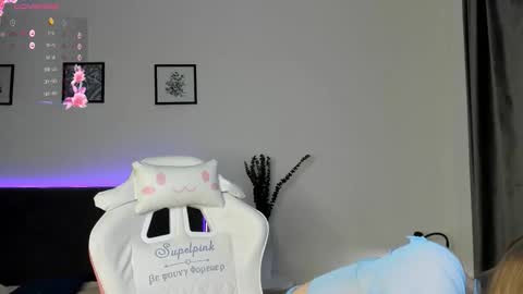 Snapshot of elliedi chatting on 10-20-25, 09:15 elliedi online show from 10-20-25, 09:15