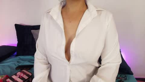 elliee1 online show from 05-18-26, 12:11