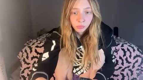 Snapshot of ellieluvs chatting on 10-17-25, 02:48 ellie online show from 10-17-25, 02:48