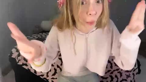 Snapshot of ellieluvs chatting on 10-27-25, 01:20 ellie online show from 10-27-25, 01:20