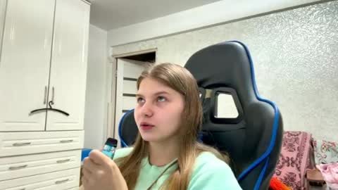 Snapshot of ellina_ chatting on 08-06-26, 10:28 Elly online show from 08-06-26, 10:28