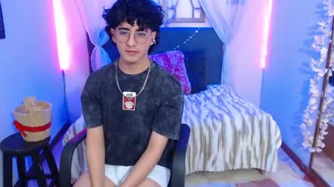 elliot_03 online show from 05-26-26, 01:07