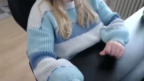 Elly online show from 10-17-25, 02:08