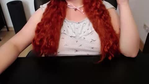 Snapshot of elly_petite chatting on 05-19-26, 12:55 Elly online show from 05-19-26, 12:55