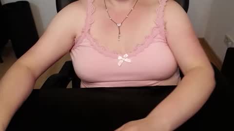 Snapshot of elly_petite chatting on 06-02-26, 01:13 Elly online show from 06-02-26, 01:13