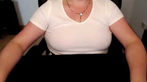 Snapshot of elly_petite chatting on 06-04-26, 02:23 Elly online show from 06-04-26, 02:23