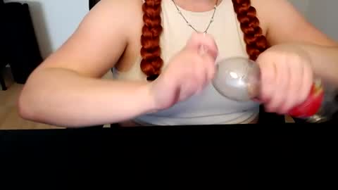 Snapshot of elly_petite chatting on 06-17-26, 12:07 Elly online show from 06-17-26, 12:07