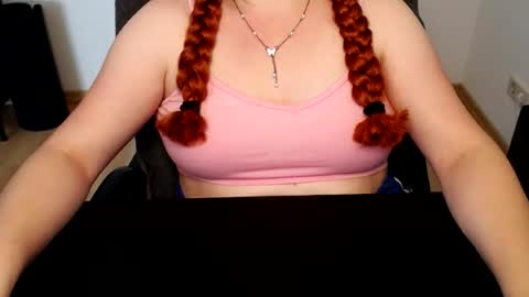 Snapshot of elly_petite chatting on 06-19-26, 01:15 Elly online show from 06-19-26, 01:15
