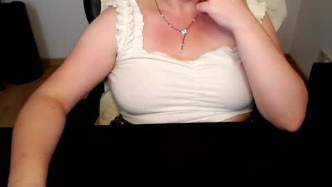 Snapshot of elly_petite chatting on 06-30-26, 06:53 Elly online show from 06-30-26, 06:53