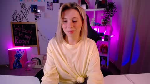Snapshot of ellysunlover chatting on 02-12-25, 04:33 ELLY online show from 02-12-25, 04:33