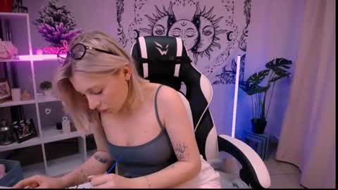 Snapshot of ellysunlover chatting on 02-14-25, 03:36 ELLY online show from 02-14-25, 03:36
