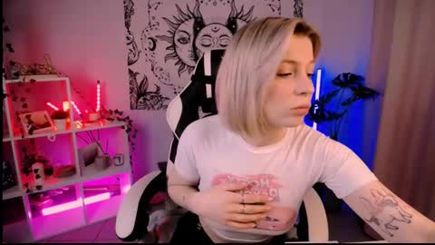 Snapshot of ellysunlover chatting on 02-25-25, 03:31 ELLY online show from 02-25-25, 03:31