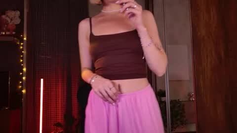 Snapshot of ellysunlover chatting on 10-20-25, 12:27 ELLY online show from 10-20-25, 12:27