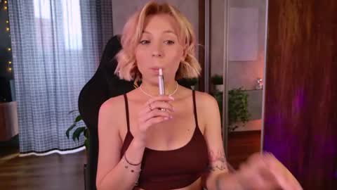 Snapshot of ellysunloverr chatting on 11-02-25, 04:04 Elly online show from 11-02-25, 04:04