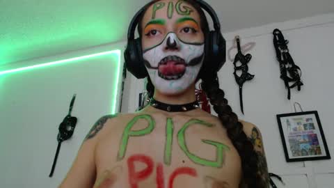 Snapshot of eloise_brown_ chatting on 01-20-25, 01:39 Chelsea Please help me to reach 100 thumbs up online show from 01-20-25, 01:39