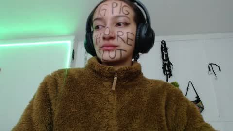 Snapshot of eloise_brown_ chatting on 01-30-25, 04:37 Chelsea Please help me to reach 100 thumbs up online show from 01-30-25, 04:37