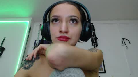 Snapshot of eloise_brown_ chatting on 02-09-25, 01:00 Chelsea Please help me to reach 100 thumbs up online show from 02-09-25, 01:00