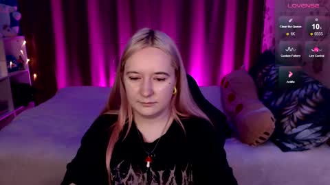 Snapshot of elovinora chatting on 12-19-24, 10:21 Ela give me a thumbs up if you like it and this is important for the development of the account online show from 12-19-24, 10:21