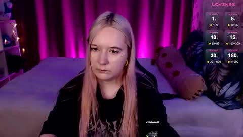 Snapshot of elovinora chatting on 12-20-24, 01:47 Ela give me a thumbs up if you like it and this is important for the development of the account online show from 12-20-24, 01:47