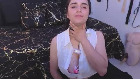 elowen_halley1 online show from 11-22-25, 08:41