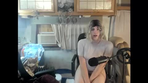 Snapshot of elvymay chatting on 10-24-25, 01:35 elvymay online show from 10-24-25, 01:35