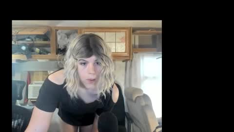 Snapshot of elvymay chatting on 10-25-25, 10:26 elvymay online show from 10-25-25, 10:26